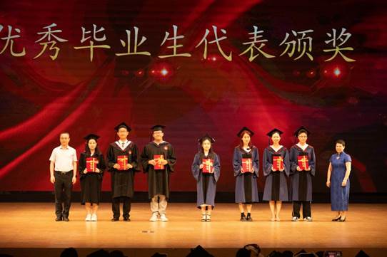 以青春之名，赴时代之约——冰球突破mg正规官网2024届毕业典礼暨学位授予仪式成功举办