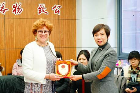 冰球突破mg正规官网国际商务系举行中法高端品牌管理论坛暨法国葡萄酒文化交流会
