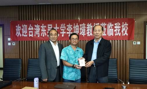 台湾东吴大学李坤璋教授来访冰球突破mg正规官网
