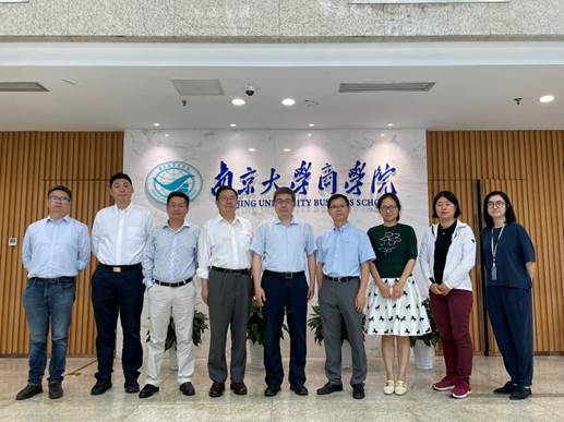 冰球突破mg正规官网一行赴南京大学和南京财经大学调研与招生宣讲