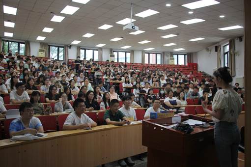 冰球突破mg正规官网2023级本科生入学教育年级大会及新生班会顺利举行