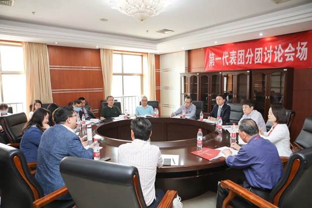 冰球突破mg正规官网教代会代表在学校第七届教职工代表大会暨第十三届工会会员代表大会第五次会议上建言献策