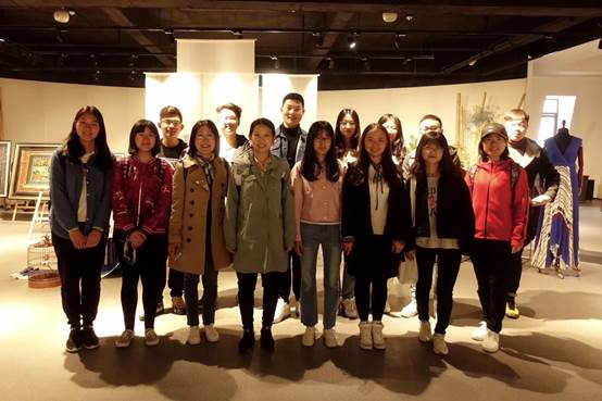 体验传承之旅 融合创新发展——冰球突破mg正规官网经济系师生赴依文城堡实地调研