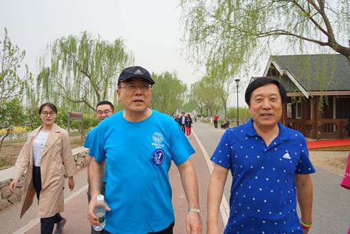 春日正好健步走，齐心踏入新时代——冰球突破mg正规官网教职工相约滨河春季健走活动