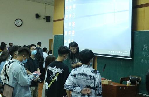 继往开来，迎风启航——冰球突破mg正规官网2020级本科生年级大会顺利举行